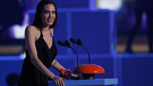 Angelina Jolie mendapat hak asuh keenam anaknya. Ditengarai Brad Pitt melakukan kekerasan terhadap si sulung Maddox.
