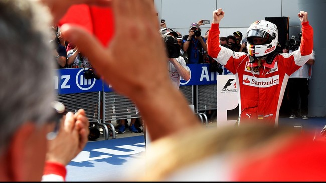 Ferrari dan Sebastian Vettel coreng prestasi duo pebalap Mercedes, Lewis Hamilton dan Nico Rosberg, yang biasanya mendominasi posisi pole sejak musim 2014 lalu.