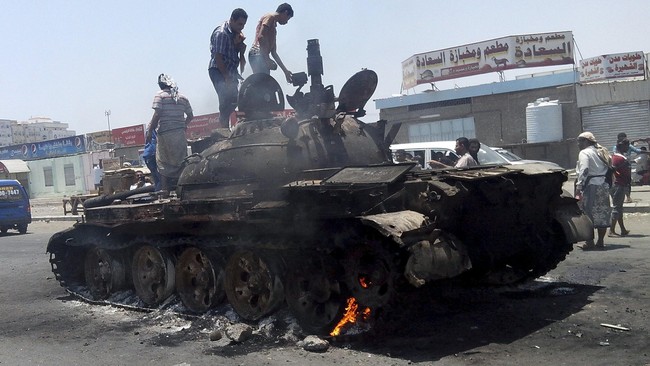 Pertempuran memperebutkan Aden terjadi antara pemberontak Syiah Houthi yang didukung pendukung Ali Abdullah Saleh melawan pasukan pro-Presiden Yaman.