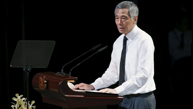 PM Singapura Lee Hsien Loong mengumumkan program kesejahteraan rakyat seperti perumahan dan cuti kelahiran bagi ayah untuk menarik suara dalam pemilu.