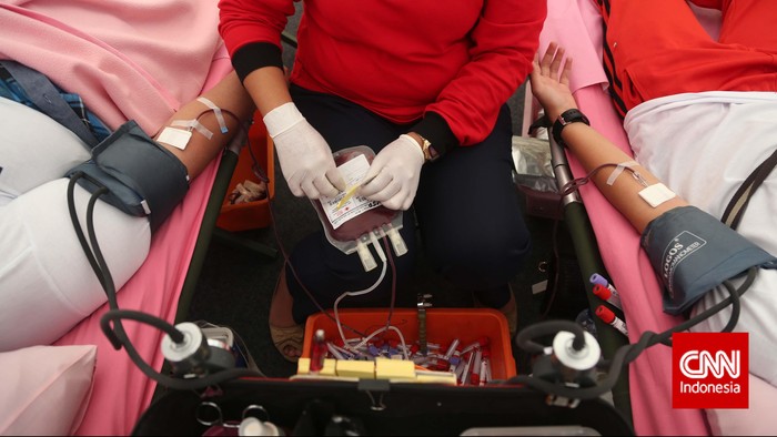 Petugas PMI mencatat kantung darah sesuai golongan darah saat berlangsungnya donor darah massal di kawasan Bundaran HI Jakarta, Minggu, 29 Maret 2015. CNN Indonesia/Safir Makki