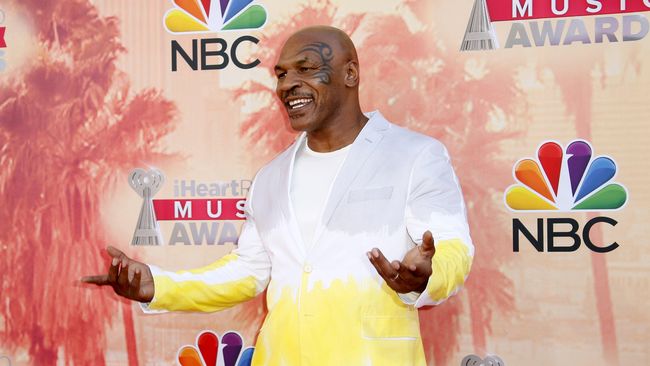 Mike Tyson Isap Ganja Raksasa Sepanjang 30 Sentimeter Mantan juara dunia tinju kelas berat Mike Tyson kedapatan mengisap ganja raksasa sepanjang lebih dari 30 sentimeter.