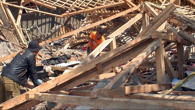 Cari Korban Longsor Sukabumi, Tim SAR Terkendala Kondisi Alam Berdasarkan laporan sementara dari total 101 orang tertimbun longsor di Sukabumi, 20 orang di antaranya belum ditemukan Tim SAR gabungan. Pencarian berlanjut.