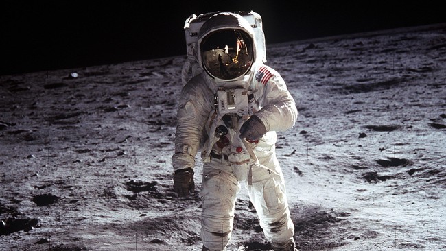 Ada beragam teori konspirasi seputar pendaratan di Bulan pada misi Apollo 11. Namun, semuanya dibantah dengan telak.