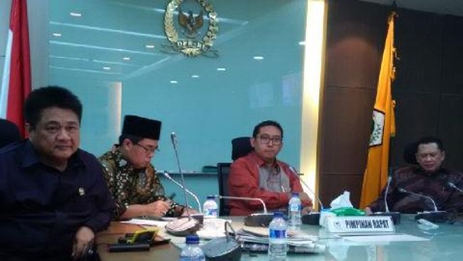 Rapat pimpinan DPR hari ini membahas surat-surat yang masuk dari Dewan Pimpinan Pusat Golkar. Putusan terakhir soal Golkar Kamis ini ada di rapat paripurna DPR.