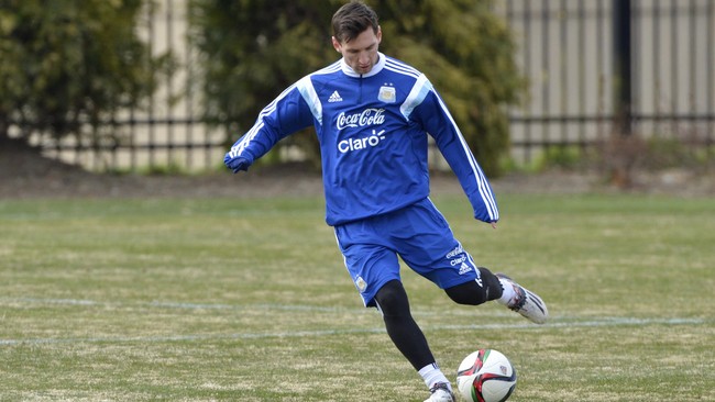 La Nacion menuding seluruh pemain Republik Irlandia mendapat bayaran dari AFA untuk tidak mencederai Messi pada laga persahabatan di Dublin, 11 Agustus 2010.