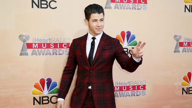 Nick Jonas dinobatkan menjadi pria paling gaya atau Most Stylish Man pada 2018 versi majalah GQ.