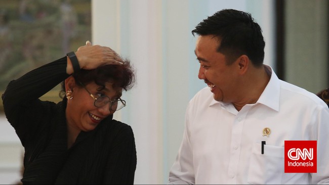 Publik berdasarkan survei Indobarometer menilai Susi baik karena tegas, berani menenggelamkan kapal asing, dan kinerjanya bagus.