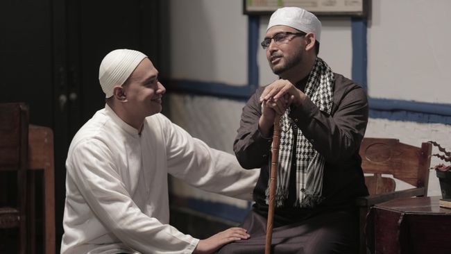 Beberapa oknum menuding film garapan Aditya Gumay itu beraliran Syiah. Produsernya pun dituding sebagai pentolan Syiah di Indonesia.