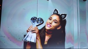 Penonton 'Berkuping Kucing' Ramaikan Konser Ariana Grande