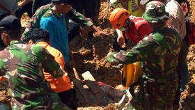 Evakuasi Korban Longsor di Sukabumi Dilanjutkan Pagi Ini