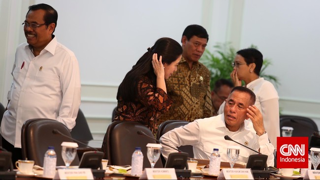 Dengan demikian, alokasi anggaran untuk belanja K/L tahun ini dipangkas, dari Rp832,5 triliun di APBNP 2016 menjadi Rp767,8 triliun.