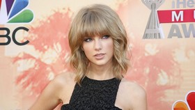 Legawa Tersingkir, Taylor Swift Kirim Bunga untuk Cardi B
