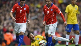 Neymar Tak Kenal Gary Medel