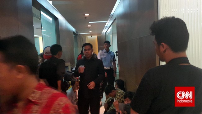 Terbukanya pintu rapat pertama ruang rapat Fraksi Golkar akibat dorongan dari para wartawan yang juga ingin masuk ke ruang rapat fraksi.