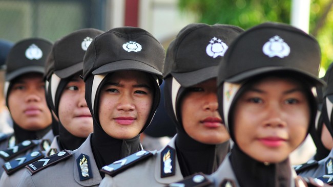 Kabid Humas Polda Metro Jaya Kombes Polisi Awi Setiyono bilang, polwan berkerudung akan melakukan pendekatan persuasif dengan pengunjuk rasa.
