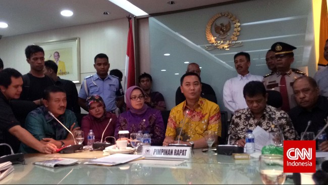 Kubu Agung Laksono berhasil memasuki Sekretariat Fraksi Golkar, Senin petang (30/3), setelah pintu masuk sempat dikunci dan dijaga belasan petugas keamanan.