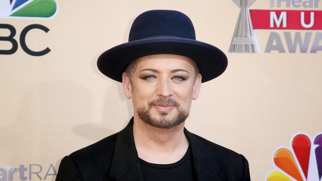 Sarah Michelle Gellar mengira kalau Boy George meninggal dunia. Padahal, personel Culture Club itu masih segar bugar di usianya yang ke-55 tahun.