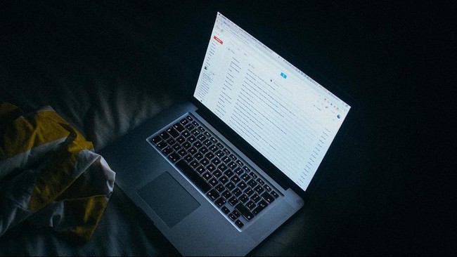 Ilustrasi bekerja dengan laptop