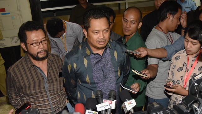 "Tiji tibeh. Mati satu mati kabeh,” tulis Bamsoet di BBM-nya. “Lihat nanti siapa yang akan keluar dari Golkar: saya atau dia,” jawab Yorrys.