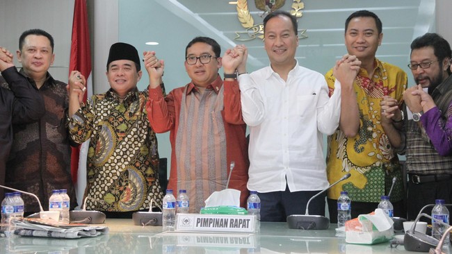 DPR mengurusi kepentingan rakyat yang berkaitan dengan kebijakan negara atau pemerintah, bukan menyelesaikan konflik internal partai.