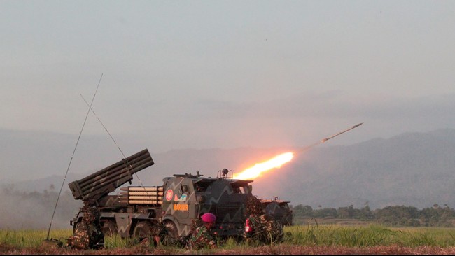 Pagi hari, TNI kepung Gunung Biru di Poso yang jadi markas persembunyian kelompok Santoso. Sore harinya, Daeng Koro tewas oleh Densus di perbatasan gunung itu.