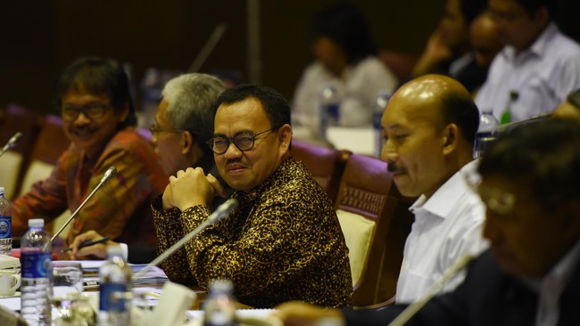 Menteri ESDM Sudirman Said mengklaim harga jual premium dan solar saat ini lebih rendah dari harga keekonomian BBM tersebut.