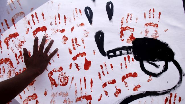 Bocah 10 Tahun di Tanjungbalai Minum BBM Selama 6 Tahun Seorang bocah 10 tahun di Sumut memiliki kebiasaan minum BBM sejak 6 tahun silam dan kini diperiksa Balai Pengoabatan Lanal Tanjungbalai Asahan.