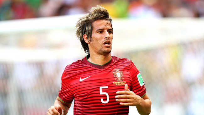Jarang dimainkan di tim utama meski terikat kontrak berdurasi panjang di Real Madrid, pemain lini belakang, Fabio Coentrao lirik kemungkinan ke Man United.