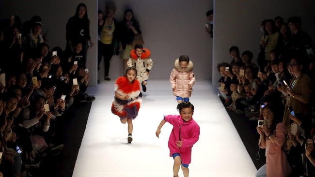 Gaya Centil Anak-anak Kala Berbusana Mirip Orang Dewasa