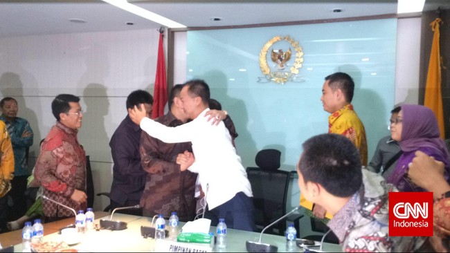 Situasi menggelikan terjadi saat kubu Agung di ruang rapat fraksi menonton Bamsoet yang diwawancarai langsung televisi --di ruangan persis di belakang mereka.