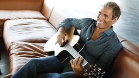 Michael Bolton Bawa Satu Ton Kargo untuk Konser di Indonesia