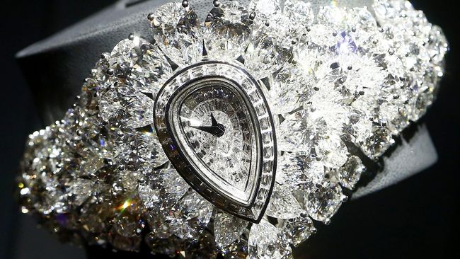 Pemilik jam tangan Cartier bertahta berlian senilai US$ 100 ribu atau senilai 1,3 miliar itu melupakan perhiasan mewahnya di pos pemeriksaan bandara.