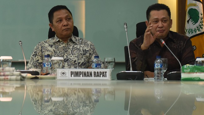Sekretaris Fraksi Golkar ini menyebut ada anggota fraksi yang belum menentukan pilihan apakah akan bergabung dengan Kubu Aburizal atau kubu Agung.