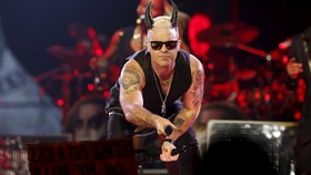 Bertanduk Iblis, Robbie Williams 'Goyahkan' Paris