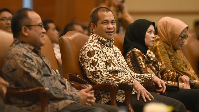 Marwan berujar bahwa dirinya hanya mengurus dana desa yang merupakan tanggung jawabnya saja. Ia tidak mau ikut terlibat dalam pro dan kontra dana aspirasi.