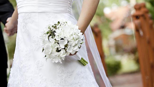 Seringkali saat memilih gaun, calon pengantin lebih menuruti gengsi dan impian masa kecil dibandingkan kenyamanannya.