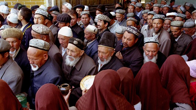 Sudah lebih dari setahun terakhir pemerintah Xinjiang melarang pria Uighur menumbuhkan janggut dengan alasan mencegah radikalisme.