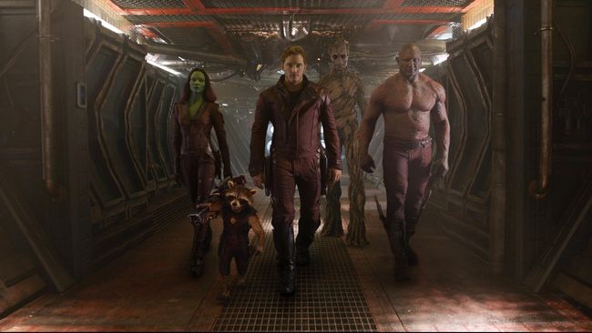 Para bintang film pahlawan super luar angkasa itu, termasuk Chris Pratt dan Zoe Saldana, 'turun tangan' membela sutradara mereka melalui cuitan di Twitter.