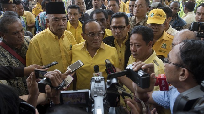 Keputusan Menkumham Yasonna Laoly tersebut sebelumnya mengesahkan kepengurusan Golkar hasil Munas di Ancol di bawah pimpinan Agung Laksono.