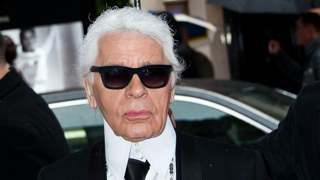 Berkat karyanya juga di tahun ini, Lagerfeld meraih penghargaan Outstanding Achievement Award dari British Fashion Awards 2015.