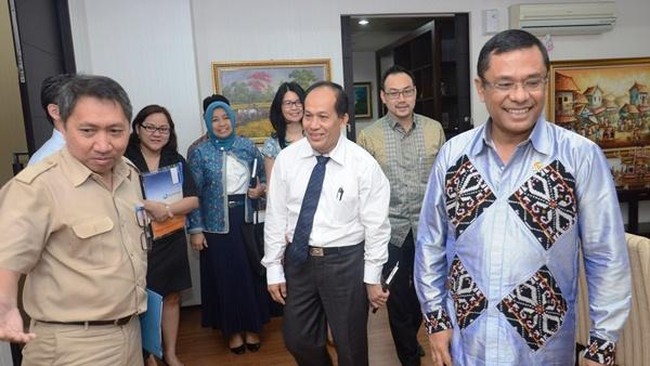 Harga gas bumi sebagai bahan baku di Indonesia merupakan yang tertinggi di Asia Tenggara, yakni ebesar US$ 9,3 per MMBTU. 