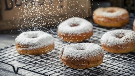 Donut Bertabur Emas 24 Karat Terjual Laris Manis