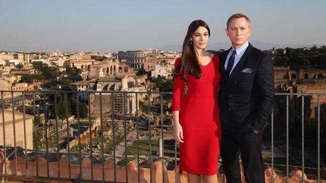 Kalau sebagai 007 Daniel Craig harus membunuh orang-orang yang menghalanginya, kini sebagai agen PBB ia harus menyelamatkan jiwa banyak orang.
