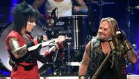 Tanpa Izin, Motley Crue Digugat