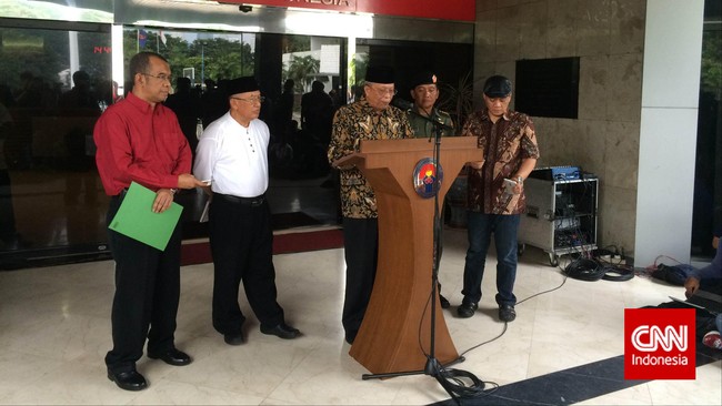 BOPI memperingatkan klub-klub untuk mengikuti hasil verifikasi yaitu melaksanakan Liga Super Indonesia 2015 dengan 16 klub.