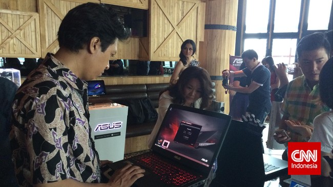 Transformer Book Chi hadir dalam dua varian, yaitu T100 yang berukuran layar 10,1 inci dan T300 ukuran 12,5 inci yang dibekali prosesor dan RAM yang berbeda