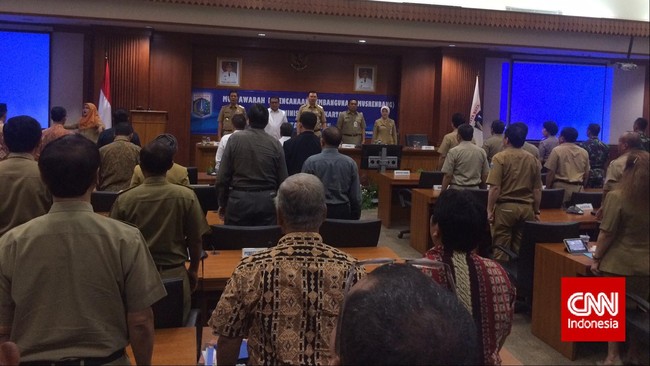 Walikota Jakarta Utara Rustam Effendi mengatakan mendesak adanya pembuatan tanggul pantai untuk mengatasi persoalan banjir dan rob di wilayahnya. 