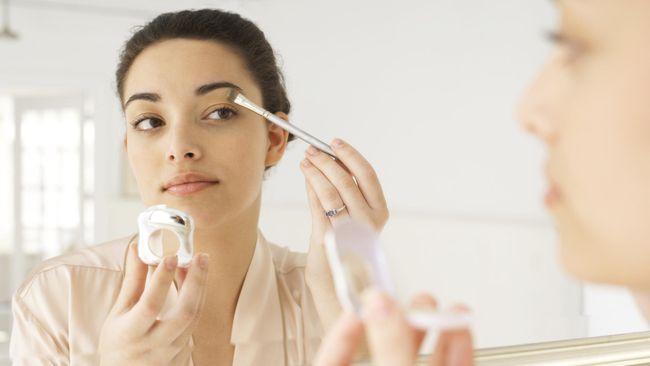 Bagi yang sehari-harinya berkutat dengan bedak, lipstik, eye shadow dan perlengkapan make up lainnya mungkin sulit untuk meninggalkannya.