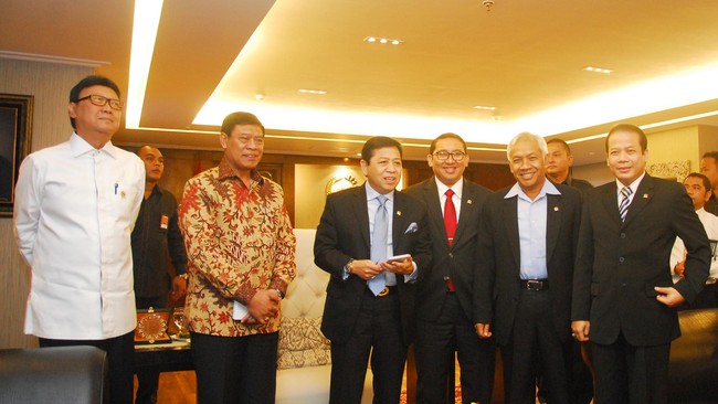 Pernyataan Jokowi saat mengumumkan pembatalan pelantikan BG sebagai Kapolri dan mengajukan Komjen Badrodin sebagai calon Kapolri baru belum cukup bagi DPR.